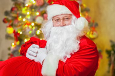 Noel Baba ile giftbox köpüklü firtree arka plan üzerinde