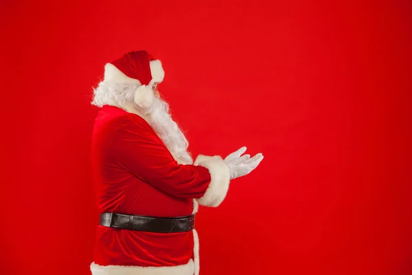 Weihnachten. Weihnachtsmann zeigt auf einen leeren Platz, roter Hintergrund — Stockfoto