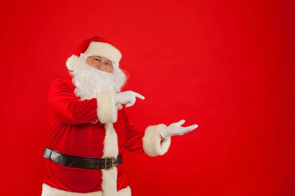Santa Claus pekar i tomma plats, röd bakgrund — Stockfoto