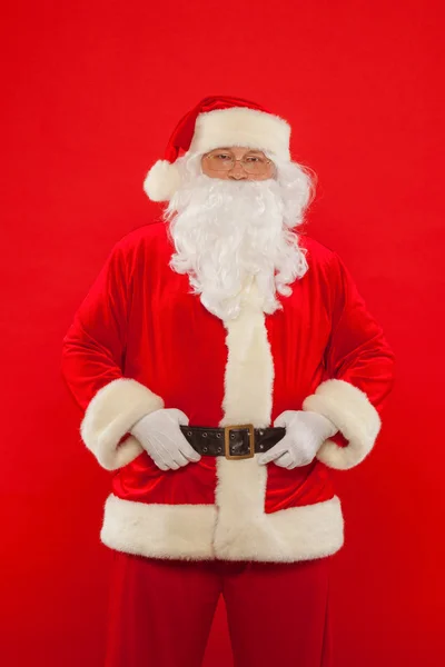 Foto vom glücklichen Weihnachtsmann mit Brille, der in die Kamera schaut — Stockfoto