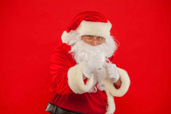 Santa Claus bereitet sich auf den Kampf vor. roter Hintergrund. — Stockfoto