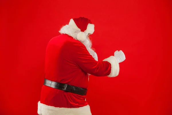 Santa Claus bereitet sich auf den Kampf vor. roter Hintergrund. — Stockfoto