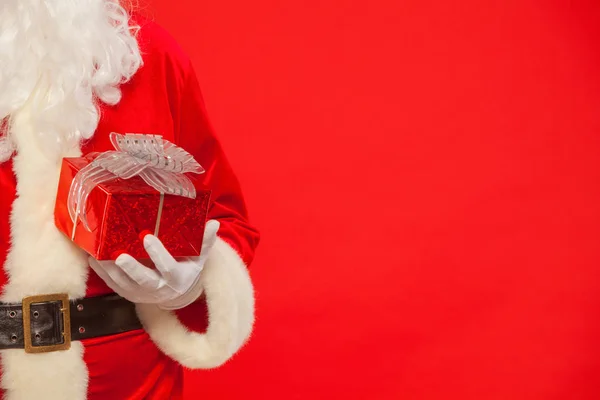 Foto de Papai Noel luva mãos segurando caixa de presente vermelha — Fotografia de Stock