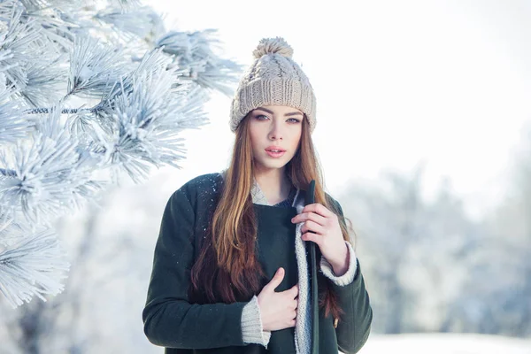 Piękne zimowe portret młodej kobiety w snowy dekoracje — Zdjęcie stockowe