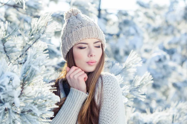 Mooie winter portret van een jonge vrouw in het besneeuwde landschap — Stockfoto