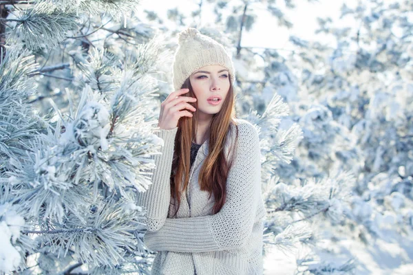 Belo retrato de inverno de mulher jovem no cenário nevado — Fotografia de Stock