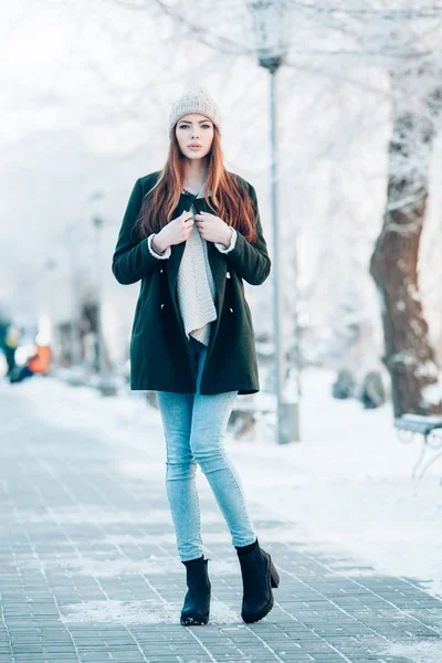 Beautiful winter portrait of young woman in the snowy scenery — Stock Photo, Image