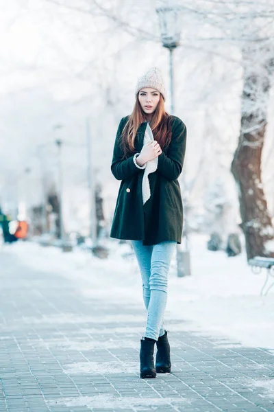 Beautiful winter portrait of young woman in the snowy scenery — Stock Photo, Image