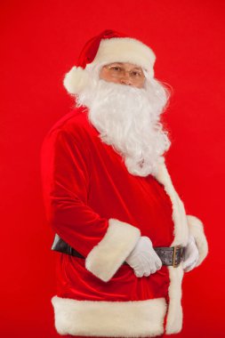 Gözlüklü mutlu Noel Baba 'nın fotoğrafı. Kameraya bakıyor.