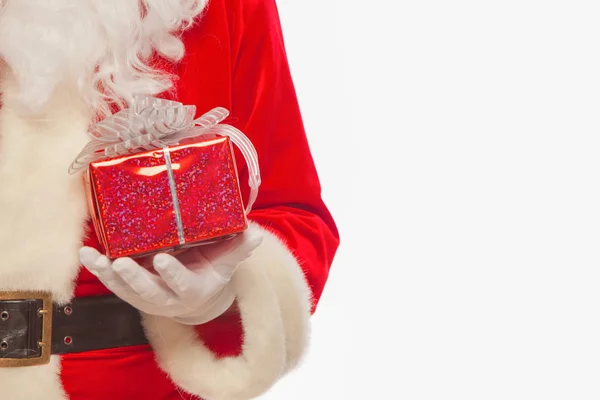 サンタ クロースの手袋をはめた両手分離、赤いギフト ボックスの写真 — ストック写真