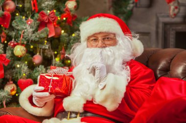 Noel Baba ile giftbox köpüklü firtree arka plan üzerinde. Chr