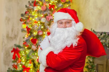 Noel Baba ile giftbox köpüklü firtree arka plan üzerinde