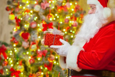 Noel Baba ile giftbox köpüklü firtree arka plan üzerinde