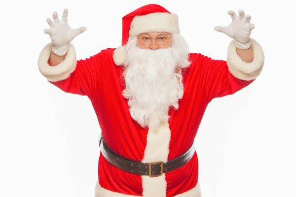 Schockierter Weihnachtsmann hebt erschrocken die Hände, isoliert auf weiß — Stockfoto