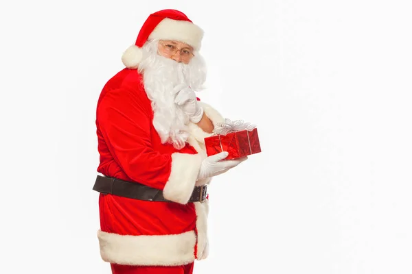 Santa Claus: Alegre con la pequeña pila de regalos bolsa grande, aislar —  Fotos de Stock