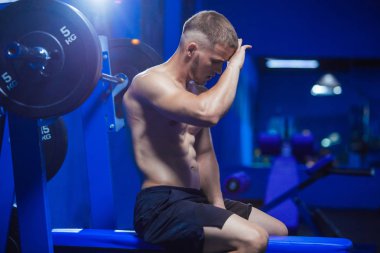 Genç adam yorgun sonra halter salonunda güzel