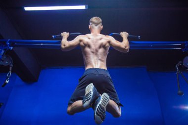 Yapan Pull-up geri egzersiz arkadan görünüm için bir spor salonunda fitness erkek