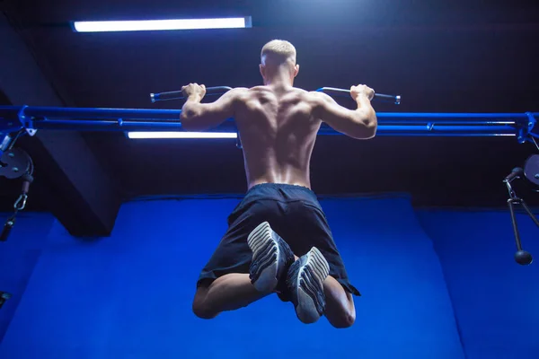 健身男子做拉 ups 在健身房的背部锻炼背部视图 — 图库照片