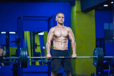 Kaslı adam egzersiz halter vasıl jimnastik salonu ile. Mükemmel abs, omuzlar, pazı, triceps ve göğüs acımasız vücut geliştirmeci atletik adamla. Dead lift barbell egzersiz