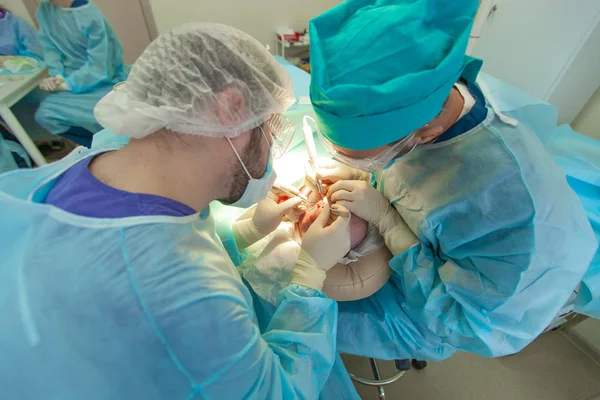 Glatzenbehandlung. Haartransplantation. Chirurgen im Operationssaal führen Haartransplantationen durch. Chirurgische Technik, die Haarfollikel aus einem Teil des Kopfes entfernt. — Stockfoto