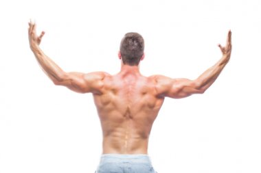 Güçlü geri. Strong Athletic Man-Fitness modeli copyspace ile beyaz arka planda izole onun mükemmel vücudu gösteren. Mükemmel ABS, omuz, Biceps, Triceps ve göğüs ile vücut geliştirmeci adam.