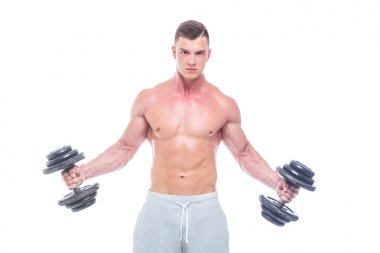Yakışıklı güç atletik adam dumbbell güvenle ileriye bakıyor. Altı paketi ile güçlü vücut geliştirmeci, mükemmel ABS, omuzlar, Biceps, Triceps ve göğüs. Güçlü atletik adam-Fitness modeli gösteren
