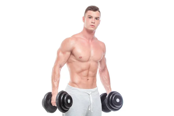 Kraftvoller Bodybuilder, der die Übungen mit Kurzhanteln macht. Foto eines kräftigen Männchens mit nacktem Oberkörper auf dunklem Hintergrund. Stärke und Motivation — Stockfoto