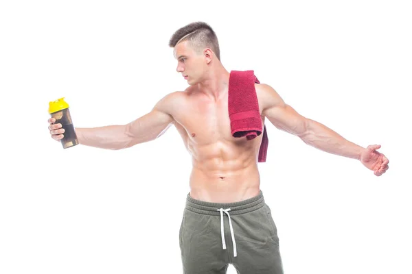 Homem muscular água potável com toalha vermelha sobre o pescoço, isolado no fundo branco — Fotografia de Stock