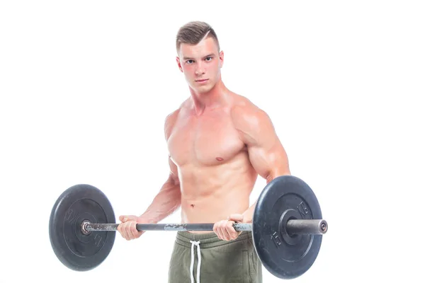 Hombre musculoso ejercitándose en el estudio haciendo ejercicios con barra en bíceps, fuertes abdominales masculinos desnudos del torso. Aislado sobre fondo blanco. Copiar espacio . —  Fotos de Stock