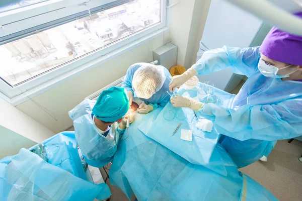 Skallighet behandling. Hårtransplantation. Kirurger i operationssalen utför hår transplantationskirurgi. Kirurgisk teknik som flyttar hårsäckarna från en del av huvudet. — Stockfoto