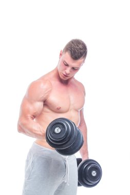 Egzersizleri halterlerle yapan güçlü bir vücut geliştirici. Siyah arka planda çıplak gövdeli güçlü bir erkek fotoğrafı. Kuvvet ve motivasyon