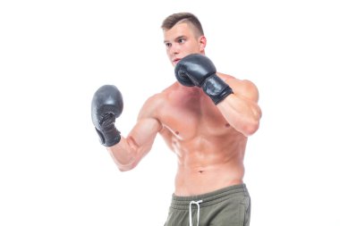 Siyah boks eldiven ve şort kaslı genç adam beyaz bir arka planda stüdyoda farklı hareketler ve grev gösterir. Güçlü atletik adam-Fitness modeli onun mükemmel vücudu gösteren. Kopya