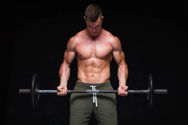 Gespierde man trainen in Studio doen oefeningen met barbell bij biceps, sterke mannelijk naakte torso ABS. geïsoleerd op zwarte achtergrond. Kopieer ruimte. Sterke spanning. Zweet. Schreeuwen. — Stockfoto