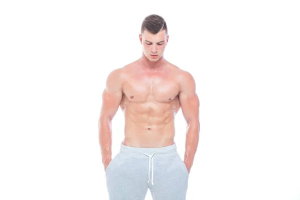 Homem Atlético Forte Modelo Fitness mostrando seu corpo perfeito isolado em fundo branco com copyspace. Homem fisiculturista com abdominais perfeitos, ombros, bíceps, tríceps e peito . — Fotografia de Stock