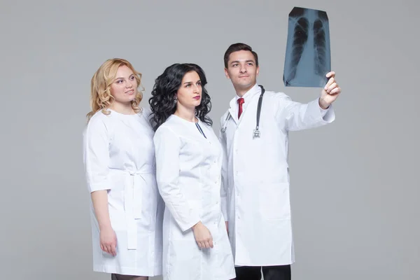 Médicos jóvenes mirando la imagen de rayos X de los pulmones — Foto de Stock