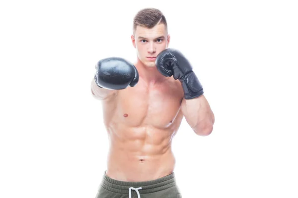 Svalnatý mladík v černých boxerských rukavicích a trenýrkách ukazuje různé pohyby a údery ve studiu na bílém pozadí. Silný sportovec-fitness model ukazující jeho dokonalé tělo. Kopírovat — Stock fotografie