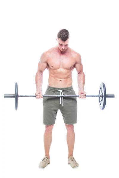 Hombre musculoso ejercitándose en el estudio haciendo ejercicios con barra en bíceps, fuertes abdominales masculinos desnudos del torso. Aislado sobre fondo blanco. Copiar espacio . —  Fotos de Stock