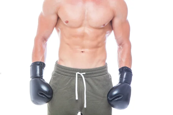 Siyah boks eldiven ve şort kaslı genç adam beyaz bir arka planda stüdyoda farklı hareketler ve grev gösterir. Güçlü atletik adam-Fitness modeli onun mükemmel vücudu gösteren. Kopya — Stok fotoğraf