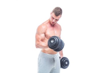 Egzersizleri halterlerle yapan güçlü bir vücut geliştirici. Siyah arka planda çıplak gövdeli güçlü bir erkek fotoğrafı. Kuvvet ve motivasyon