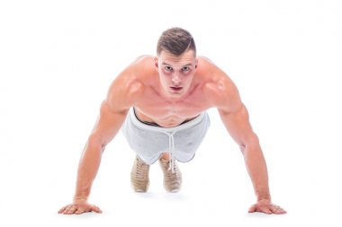 Spor adam beyaz bir arka planda izole Push UPS yapıyor. Güçlü atletik adam-Fitness modeli onun mükemmel vücudu gösteren.