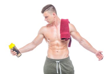 Boyun üzerinde kırmızı havlu ile kas adam içme suyu, beyaz arka planda izole