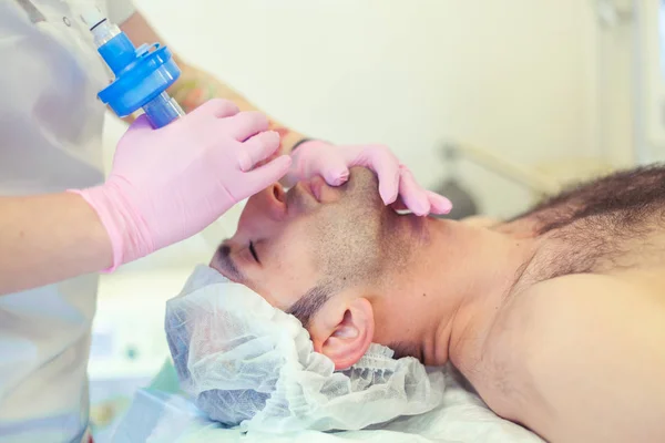 Anestezjolog wykonuje intubację tchawicy w pomieszczeniu operacyjnym. Przygotowanie do zabiegu chirurgicznego. — Zdjęcie stockowe