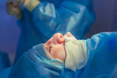 Cerrah ve hastane ameliyathane burnuna estetik ameliyat asistanı. Burnun yeniden şekillendirilmesi, büyütme. Burun estetiği.