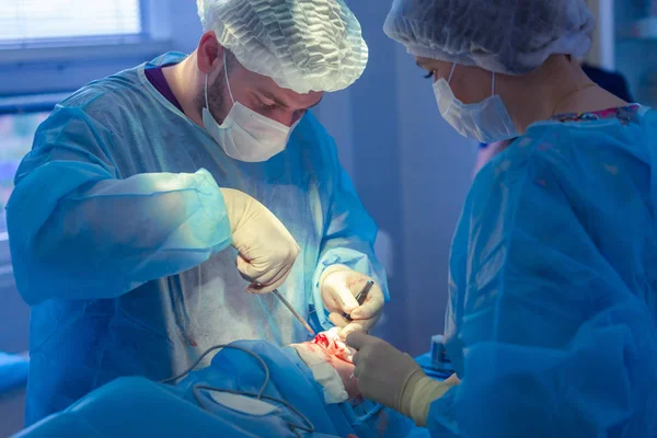 Tıbbi ekip modern ameliyathanede cerrahi operasyon yapıyor. — Stok fotoğraf