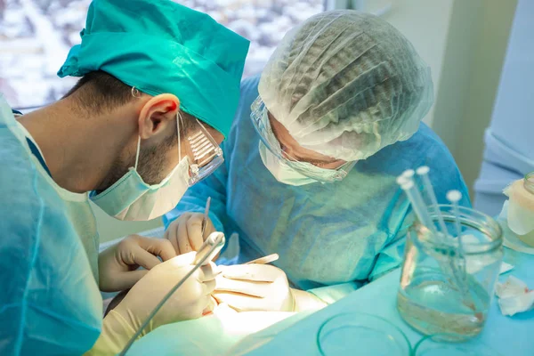 Skallighet behandling. Hårtransplantation. Kirurger i operationssalen utför hår transplantationskirurgi. Kirurgisk teknik som flyttar hårsäckarna från en del av huvudet. — Stockfoto