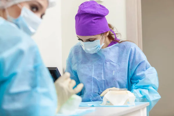 O médico sob o microscópio recalcula os folículos pilosos. Tratamento da calvície. Transplante de cabelo. Técnica cirúrgica que move os folículos pilosos de uma parte da cabeça . — Fotografia de Stock