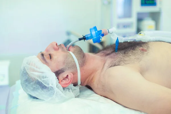 Anestesiólogo realizando intubación traqueal en quirófano. Preparación para la cirugía . — Foto de Stock