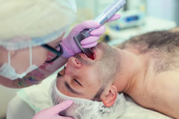Anestezjolog wykonuje intubację tchawicy w pomieszczeniu operacyjnym. Przygotowanie do zabiegu chirurgicznego. Korekcja — Zdjęcie stockowe