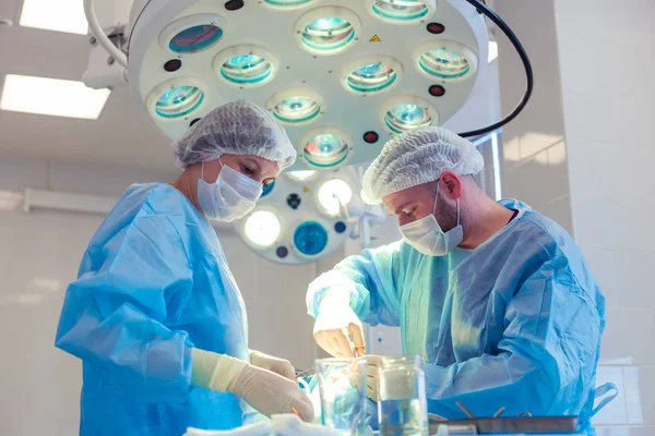 Équipe médicale effectuant une opération chirurgicale dans la salle d'opération moderne. Rhinoplastie — Photo