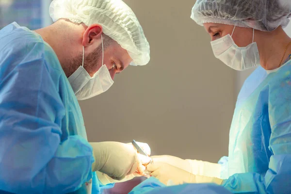 현대 수술실에서 외과 수술을 수행하는 의료 팀. 코 성형 술 — 스톡 사진